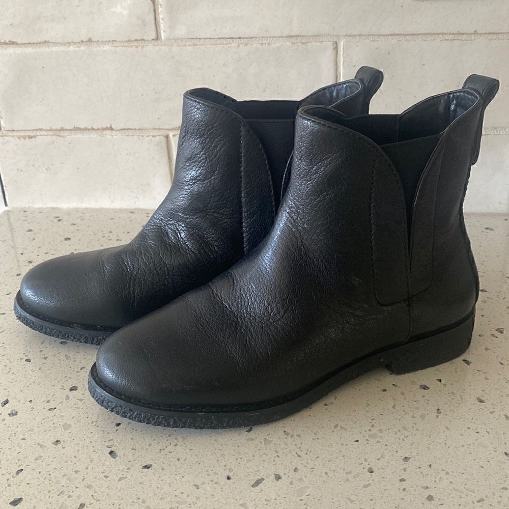 BCBGeneration Yuri Women’s Black Leather Ankle Chelsea Pull On Boots Size 5.5M